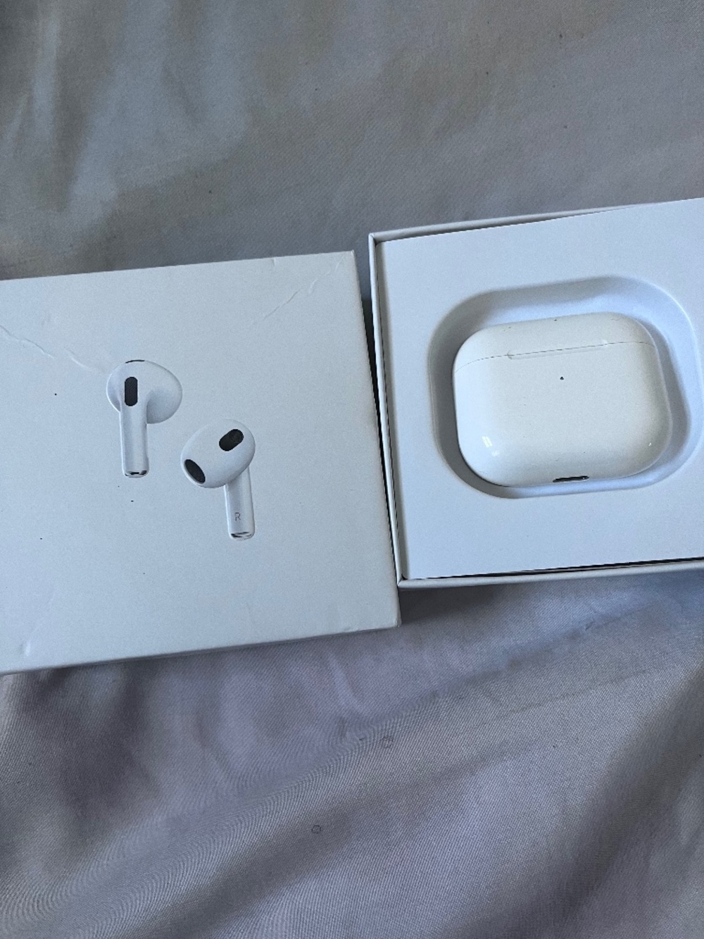 AirPods 4 deliver clear, high-quality sound with a comfortable wireless design.